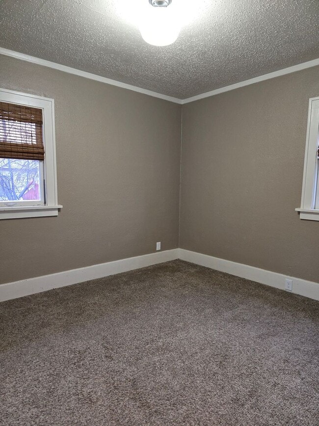 Building Photo - Big Tree Charmer 2 bed 1 bath.