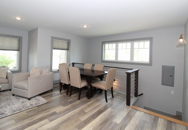 Building Photo - 400 SW E St