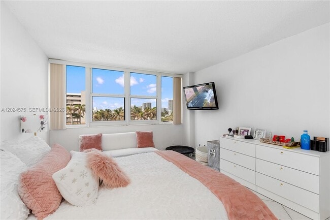 Building Photo - 2030 S Ocean Dr