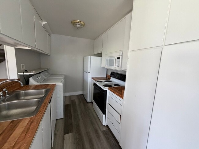 Building Photo - 641 Oakwood Dr