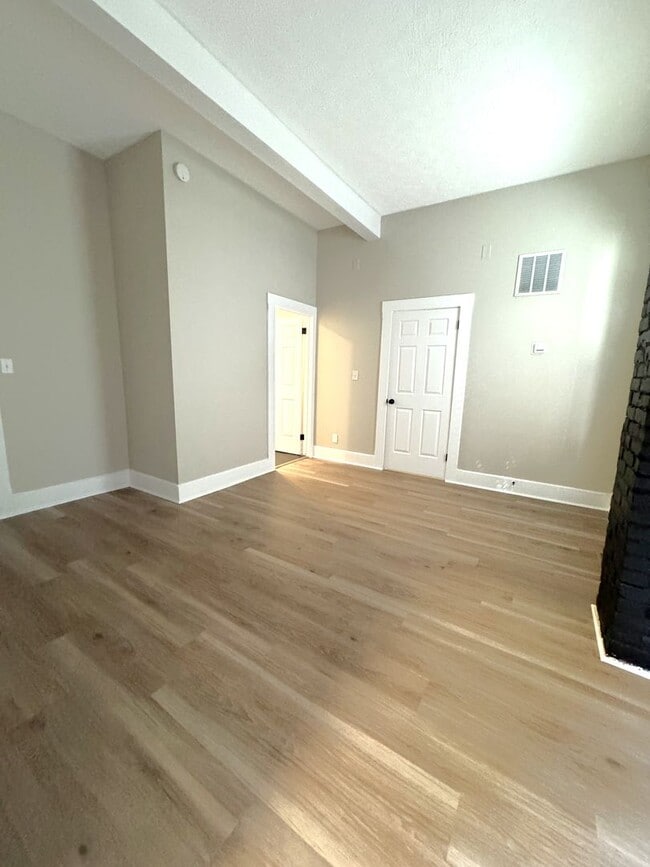 Building Photo - 1618ELL