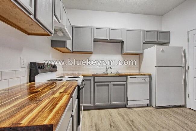 Building Photo - 1 Bed, 1 Bath Duplex Unit in Parkrose