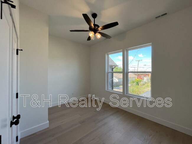 Building Photo - 930 Woodlawn Ave