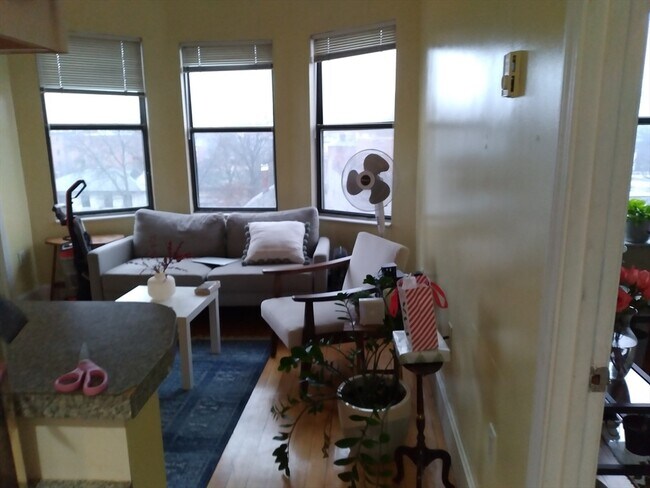 Building Photo - 2 Centre St Terrace