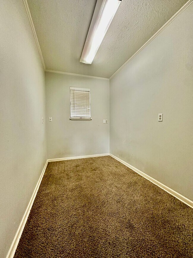 Building Photo - Spacious 3/2 With Office