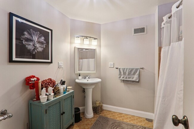 Building Photo - 5801 N Sheridan Rd