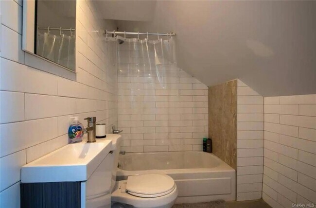 Building Photo - 10 Twin Lakes Rd