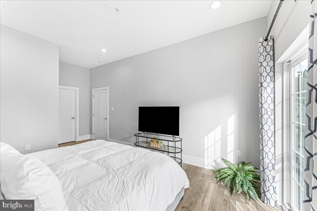 Building Photo - 537 Apple St