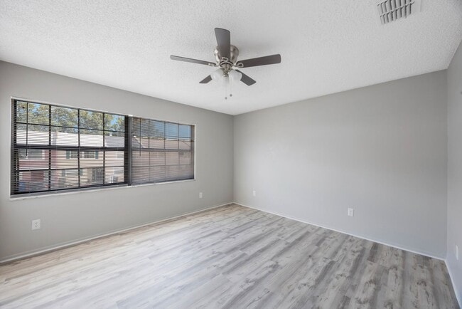 Building Photo - Renovated Town Home 2 bedroom 1.5 bath ** ...