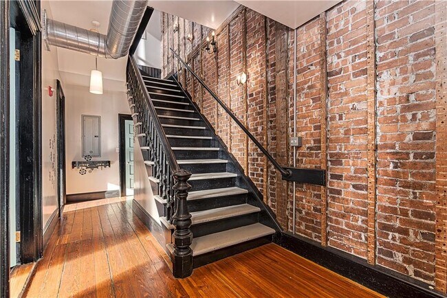 Building Photo - 114 Main St