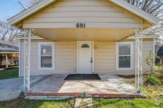 Building Photo - Ready for New Tenant- 3 Bedroom, 1 Bath in...