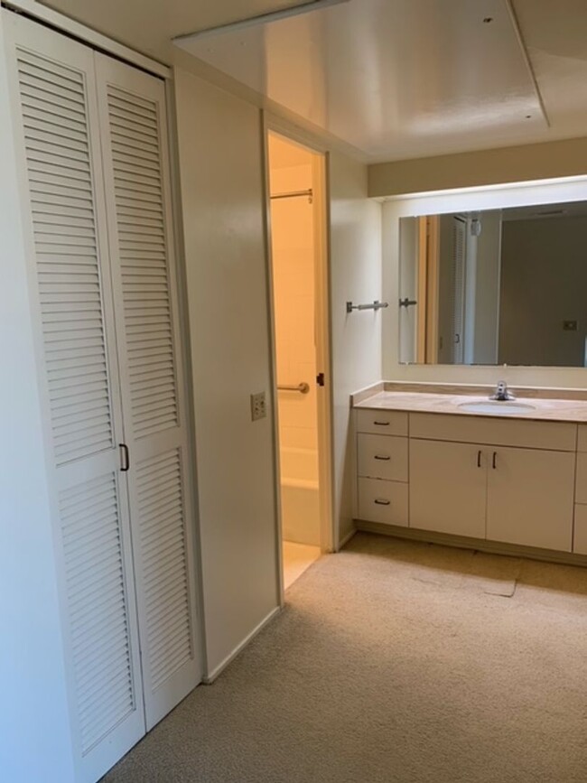 Building Photo - Harbor Square Condo - 1 bedroom, 1 bath un...