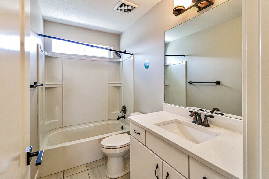 Building Photo - 1611 W Parkview Dr