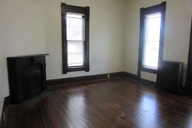 Building Photo - 2 Bedroom House with a Bonus Room