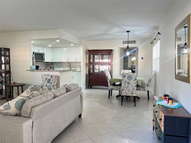 Building Photo - 690 Saxony Way