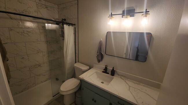 Building Photo - 1005 W MLK #B