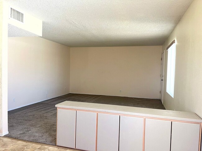 Building Photo - Upper Unit