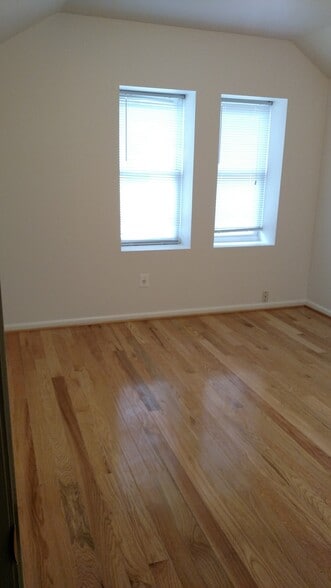 Large bedroom with vaulted ceiling - 2509 10th St NE