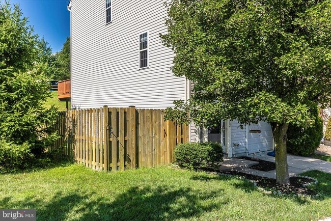 Building Photo - 1742 Trestle St