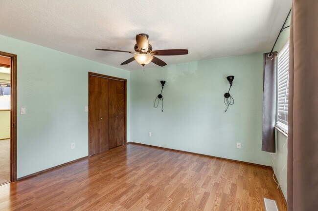 Building Photo - Huge fully fenced dog yard! RV/Boat extra parking! 4 bdrm 2.25 bath. Minutes to I-5, Everett Mall...