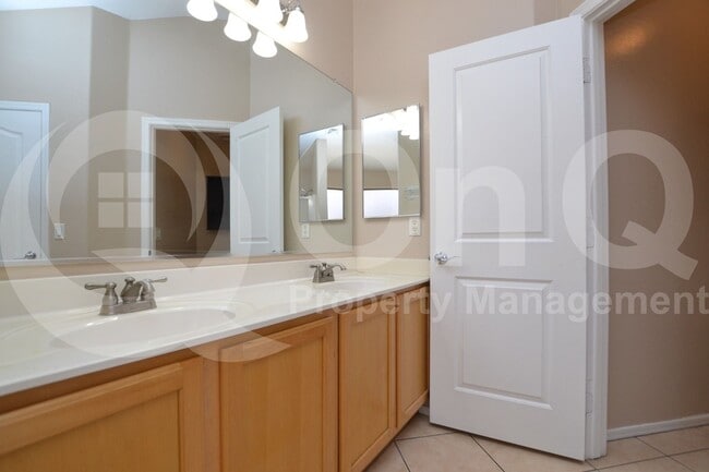 Building Photo - 534 E Ironwood Dr