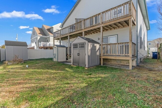 Building Photo - 413 W Beach Ave