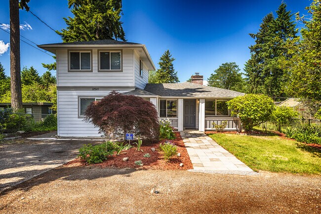 Building Photo - 4 Bedroom Home Lakewood