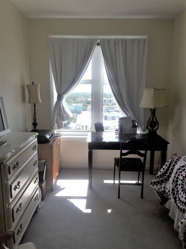 Building Photo - DOWNTOWN SARASOTA ANNUAL TURNKEY FURNISHED...
