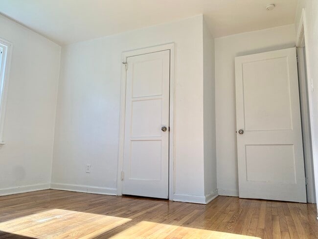 Building Photo - CHARMING 2 BEDROOM SINGLE FAMILY