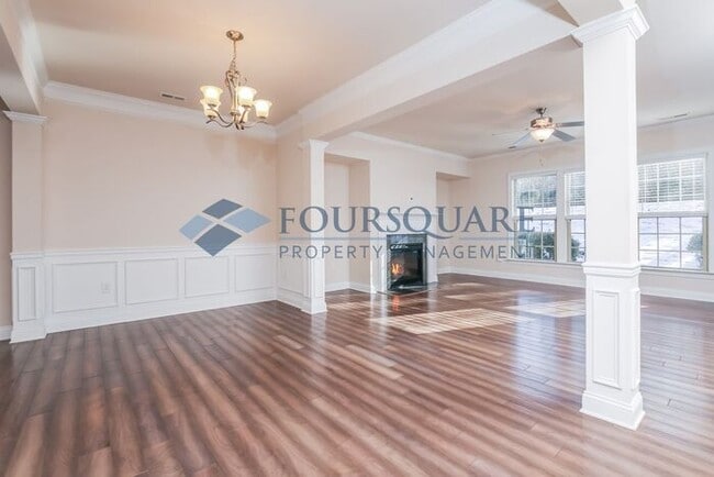 Building Photo - Elegant 3-Bed Townhome , Screened Porch & 2-Car Garage – Prime Davis Drive Location