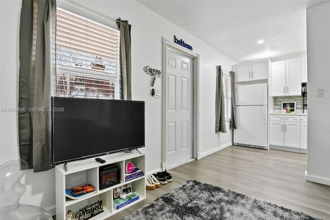 Building Photo - 920 SW 30th St