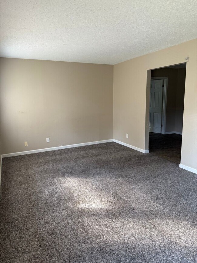 Building Photo - Move in Ready!