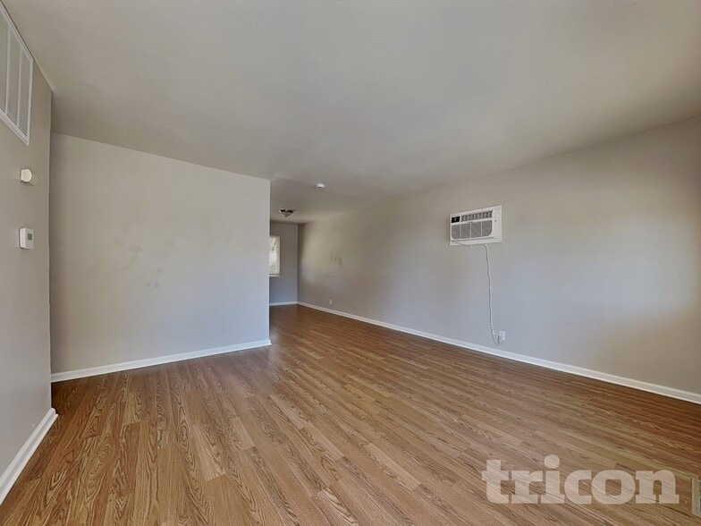 Building Photo - 1001 Akard Dr