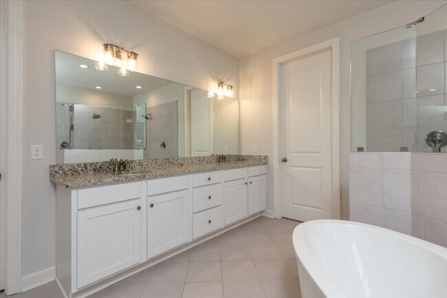 Building Photo - Like New 6 BR/ 4.5 BA in Lakeland