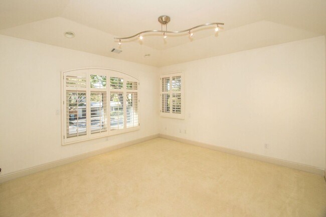 Building Photo - Spacious Executive Home in the Heart of Mi...
