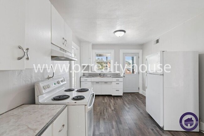 Building Photo - 1016 Mallet St