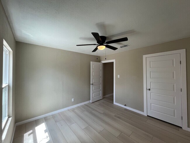 Building Photo - Remodeled 3 Bedroom 2 Bath Home