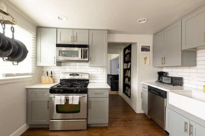 Kitchen - 4701 Meade St