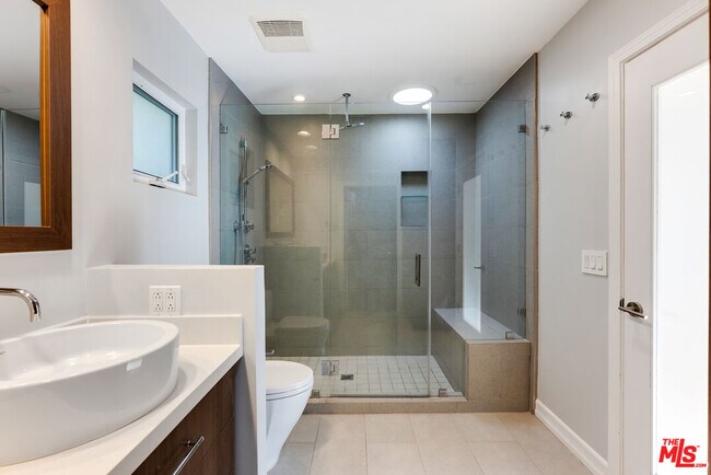 Building Photo - 1617 Roscomare Rd