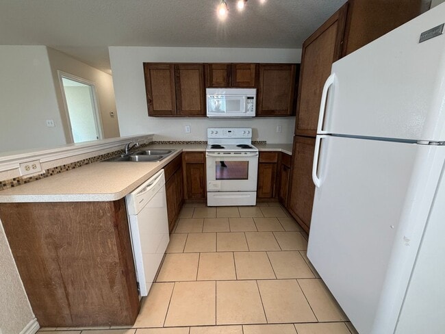 Building Photo - 3 bedroom, 2 bath with no carpet in a cul-de-sac street!