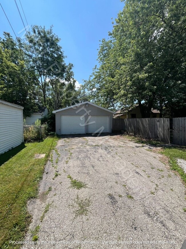 Building Photo - 2 Bedroom Home with 2 Car Garage & Fenced ...