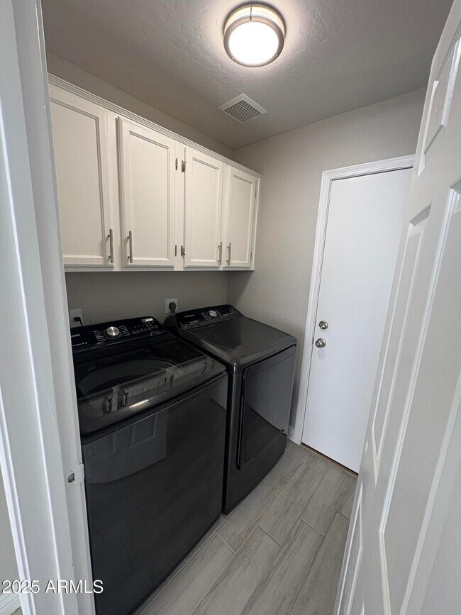 Building Photo - 6121 E Hermosa Vista Dr