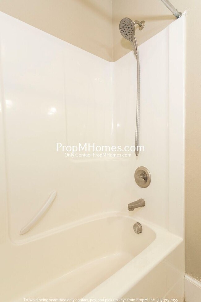 Building Photo - Updated Three Bedroom Gem in Bethany!