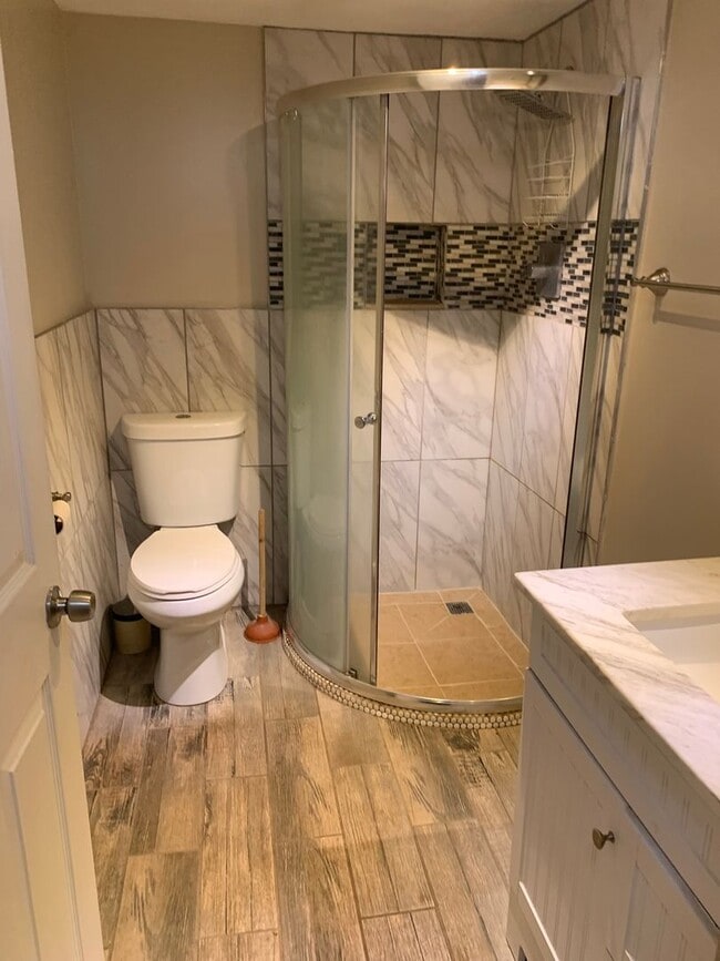 Building Photo - LIVE ON THE LAKE!!