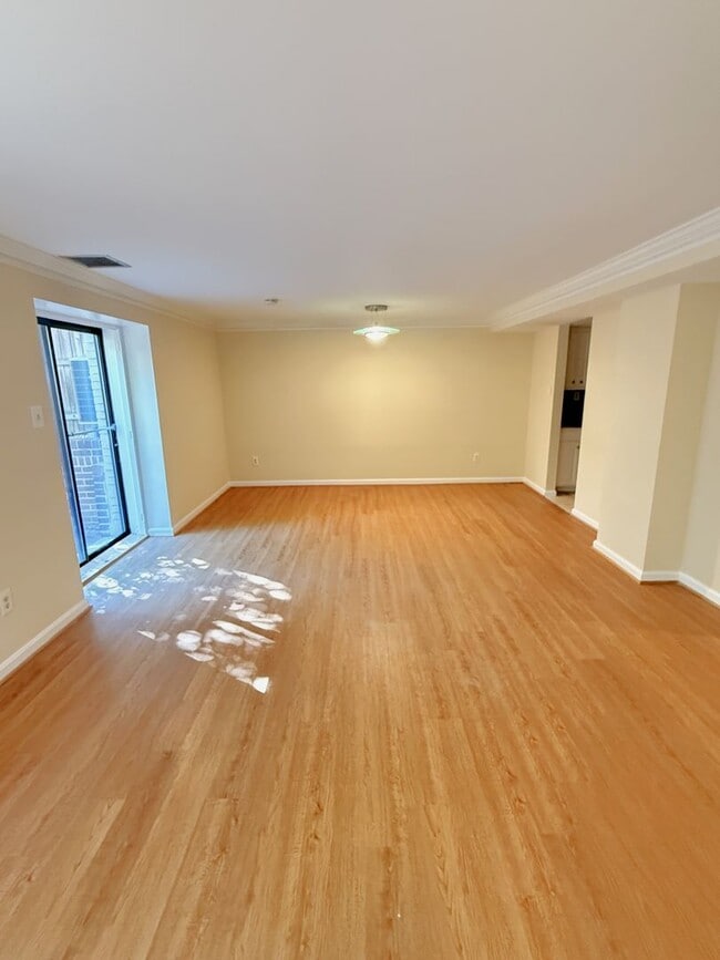 Building Photo - 2 Level, 2 Bedroom Hidden Gem in Dupont!