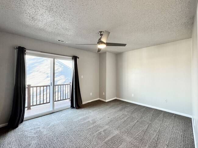 Building Photo - Freshly painted & Available NOW! Tri-Level...