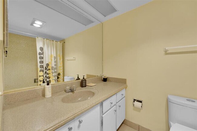 Building Photo - 3150 N Palm Aire Dr