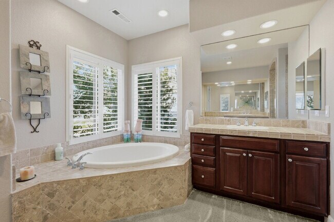 Building Photo - Elegant Arrowcreek Home!