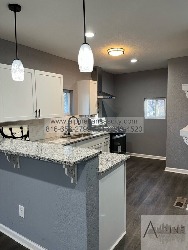 Building Photo - Fresh & Updated, Vouchers OK!