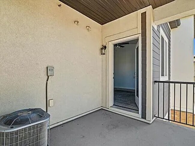 Building Photo - Spacious Condo In Vineyard